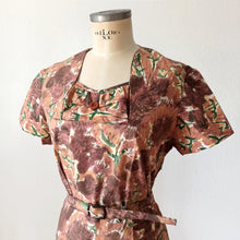 Charger l&#39;image dans la galerie, 1950s - DEADSTOCK - Lovely French Abstract Floral Cotton Dress - W34 (86cm)
