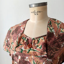 Cargar imagen en el visor de la galería, 1950s - DEADSTOCK - Lovely French Abstract Floral Cotton Dress - W34 (86cm)
