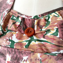 Charger l&#39;image dans la galerie, 1950s - DEADSTOCK - Lovely French Abstract Floral Cotton Dress - W34 (86cm)
