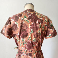 Charger l&#39;image dans la galerie, 1950s - DEADSTOCK - Lovely French Abstract Floral Cotton Dress - W34 (86cm)
