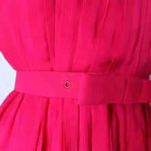 Charger l&#39;image dans la galerie, 1960s - Stunning Rouge Silk Cocktail Dress - W24 (60cm)
