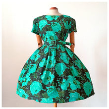 Cargar imagen en el visor de la galería, 1950s - Stunning Green Floral Roseprint Rayon Dress - W28 (72cm)
