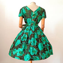 Cargar imagen en el visor de la galería, 1950s - Stunning Green Floral Roseprint Rayon Dress - W28 (72cm)
