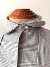 Laden Sie das Bild in den Galerie-Viewer, 1950s - DEADSTOCK - Lovely Grey Flannel Cotton Blouse - W31 (80cm)
