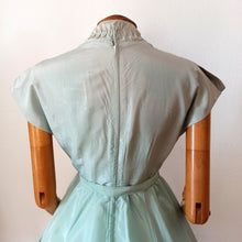 Laden Sie das Bild in den Galerie-Viewer, 1940s 1950s - LE SIGNE DE PARIS, France - Exquisite Green Jade Dress - W29 (74cm)
