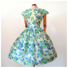 Laden Sie das Bild in den Galerie-Viewer, 1950s 1960s - Stunning Green Roseprint Nylon Dress - W26 (66cm)
