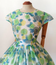 Laden Sie das Bild in den Galerie-Viewer, 1950s 1960s - Stunning Green Roseprint Nylon Dress - W26 (66cm)
