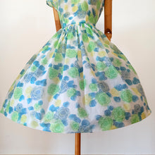 Laden Sie das Bild in den Galerie-Viewer, 1950s 1960s - Stunning Green Roseprint Nylon Dress - W26 (66cm)
