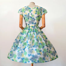 Laden Sie das Bild in den Galerie-Viewer, 1950s 1960s - Stunning Green Roseprint Nylon Dress - W26 (66cm)
