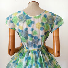 Laden Sie das Bild in den Galerie-Viewer, 1950s 1960s - Stunning Green Roseprint Nylon Dress - W26 (66cm)
