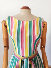 Laden Sie das Bild in den Galerie-Viewer, 1950s - Gorgeous Colorful Satin Dress - W24 (60cm)
