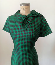 Carica l&#39;immagine nel visualizzatore di Gallery, 1960s - Stunning Pure Silk Green Dress - W36 (92cm)
