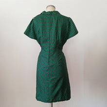 Carica l&#39;immagine nel visualizzatore di Gallery, 1960s - Stunning Pure Silk Green Dress - W36 (92cm)
