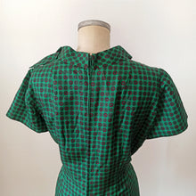 Carica l&#39;immagine nel visualizzatore di Gallery, 1960s - Stunning Pure Silk Green Dress - W36 (92cm)
