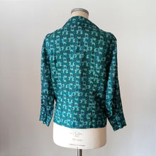 Laden Sie das Bild in den Galerie-Viewer, 1960s - Green Satin Long Sleeves Blouse - Size Large
