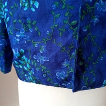 Cargar imagen en el visor de la galería, 1960s - Blue Floral Satin Silk Jacket - Size Large
