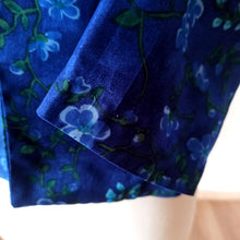 Cargar imagen en el visor de la galería, 1960s - Blue Floral Satin Silk Jacket - Size Large
