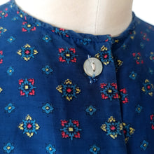 Cargar imagen en el visor de la galería, 1950s 1960s -  Adorable Blue Printed Rayon Top - Size 46
