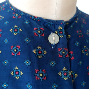 1950s 1960s -  Adorable Blue Printed Rayon Top - Size 46