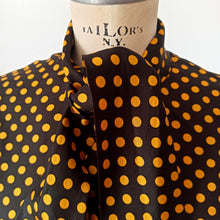 Cargar imagen en el visor de la galería, 1960s - Superb Dotted Satin Top - Size 44
