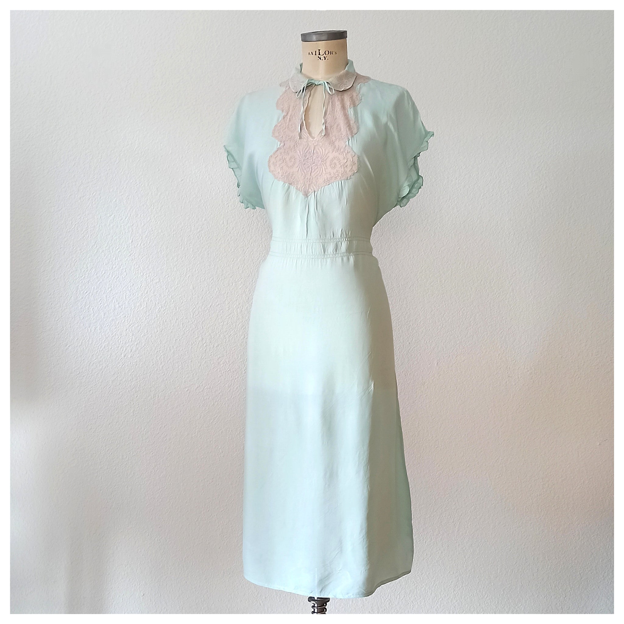 1940s - Green Jade Silk Night Gown - Large size Der Fuchs Vintage 1940s - Green Jade Silk Night Gown - Large size Der Fuchs Vintage