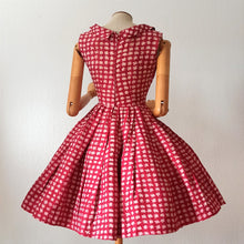 Load image into Gallery viewer, 1950s - Stunning Pure Silk Dress - W24 (60cm)
