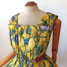 Laden Sie das Bild in den Galerie-Viewer, 1950s - MERCIER, Paris - Spectacular Petal Bust Roseprint Dress - W27 (68cm)
