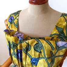 Laden Sie das Bild in den Galerie-Viewer, 1950s - MERCIER, Paris - Spectacular Petal Bust Roseprint Dress - W27 (68cm)
