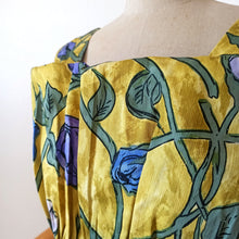 Laden Sie das Bild in den Galerie-Viewer, 1950s - MERCIER, Paris - Spectacular Petal Bust Roseprint Dress - W27 (68cm)
