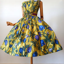 Laden Sie das Bild in den Galerie-Viewer, 1950s - MERCIER, Paris - Spectacular Petal Bust Roseprint Dress - W27 (68cm)
