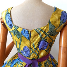 Laden Sie das Bild in den Galerie-Viewer, 1950s - MERCIER, Paris - Spectacular Petal Bust Roseprint Dress - W27 (68cm)
