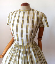 Cargar imagen en el visor de la galería, 1950s 1960s - Gorgeous Textured Cotton Dress - W27.5 (70cm)
