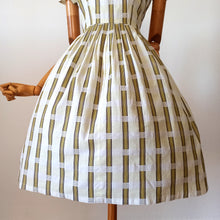 Cargar imagen en el visor de la galería, 1950s 1960s - Gorgeous Textured Cotton Dress - W27.5 (70cm)
