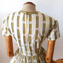 Load image into Gallery viewer, 1950s 1960s - Gorgeous Textured Cotton Dress - W27.5 (70cm)
