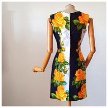 Cargar imagen en el visor de la galería, 1960s - Stunning Yellow Roseprint Cotton Dress - W28 (72cm)
