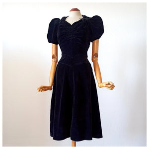 1930s - Romantic Black Velvet Dress - W26 (66cm)