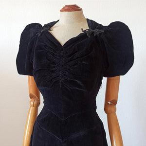 1930s - Romantic Black Velvet Dress - W26 (66cm)