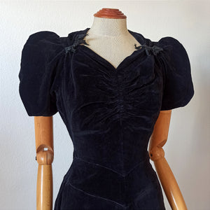 1930s - Romantic Black Velvet Dress - W26 (66cm)