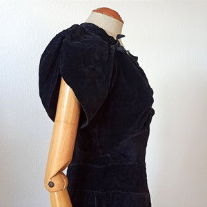 1930s - Romantic Black Velvet Dress - W26 (66cm)