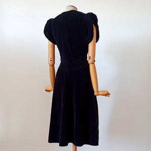 1930s - Romantic Black Velvet Dress - W26 (66cm)