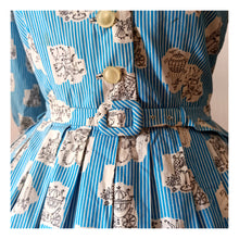 Charger l&#39;image dans la galerie, 1950s - Outstanding Striped Novelty Print Cotton Dress - W28 (72cm)
