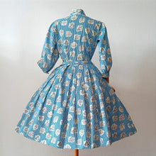 Charger l&#39;image dans la galerie, 1950s - Outstanding Striped Novelty Print Cotton Dress - W28 (72cm)
