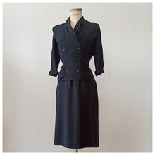 Laden Sie das Bild in den Galerie-Viewer, 1940s - Elegant Peplum Black Rayon Dress - W28 (72cm)
