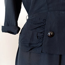 Laden Sie das Bild in den Galerie-Viewer, 1940s - Elegant Peplum Black Rayon Dress - W28 (72cm)
