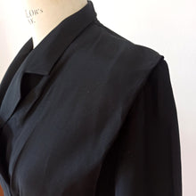 Laden Sie das Bild in den Galerie-Viewer, 1940s - Elegant Peplum Black Rayon Dress - W28 (72cm)
