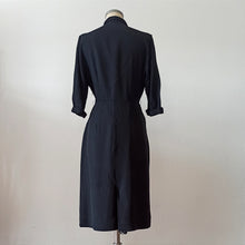 Charger l&#39;image dans la galerie, 1940s - Elegant Peplum Black Rayon Dress - W28 (72cm)
