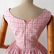 Laden Sie das Bild in den Galerie-Viewer, 1950s - BAGATELLE, Switzerland - Adorable Pink Black Cotton Dress - W25 (64cm)
