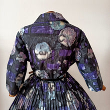 Carica l&#39;immagine nel visualizzatore di Gallery, 1950s - LETOILE, Paris - Stunning Purple Black Abstract Floral Dress - W36 (92cm)
