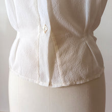 Laden Sie das Bild in den Galerie-Viewer, 1950s - DEADSTOCK - French White Nylon Blouse - Sz. 48
