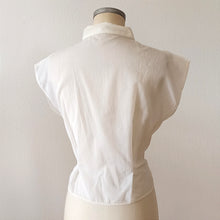 Laden Sie das Bild in den Galerie-Viewer, 1950s - DEADSTOCK - French White Nylon Blouse - Sz. 48
